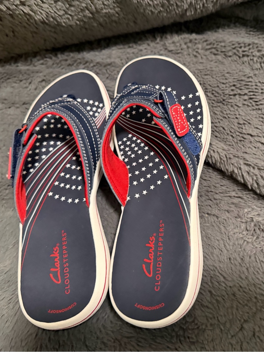 Clarks women’s Navy and Red Star-Print Cloudsteppers Sandals